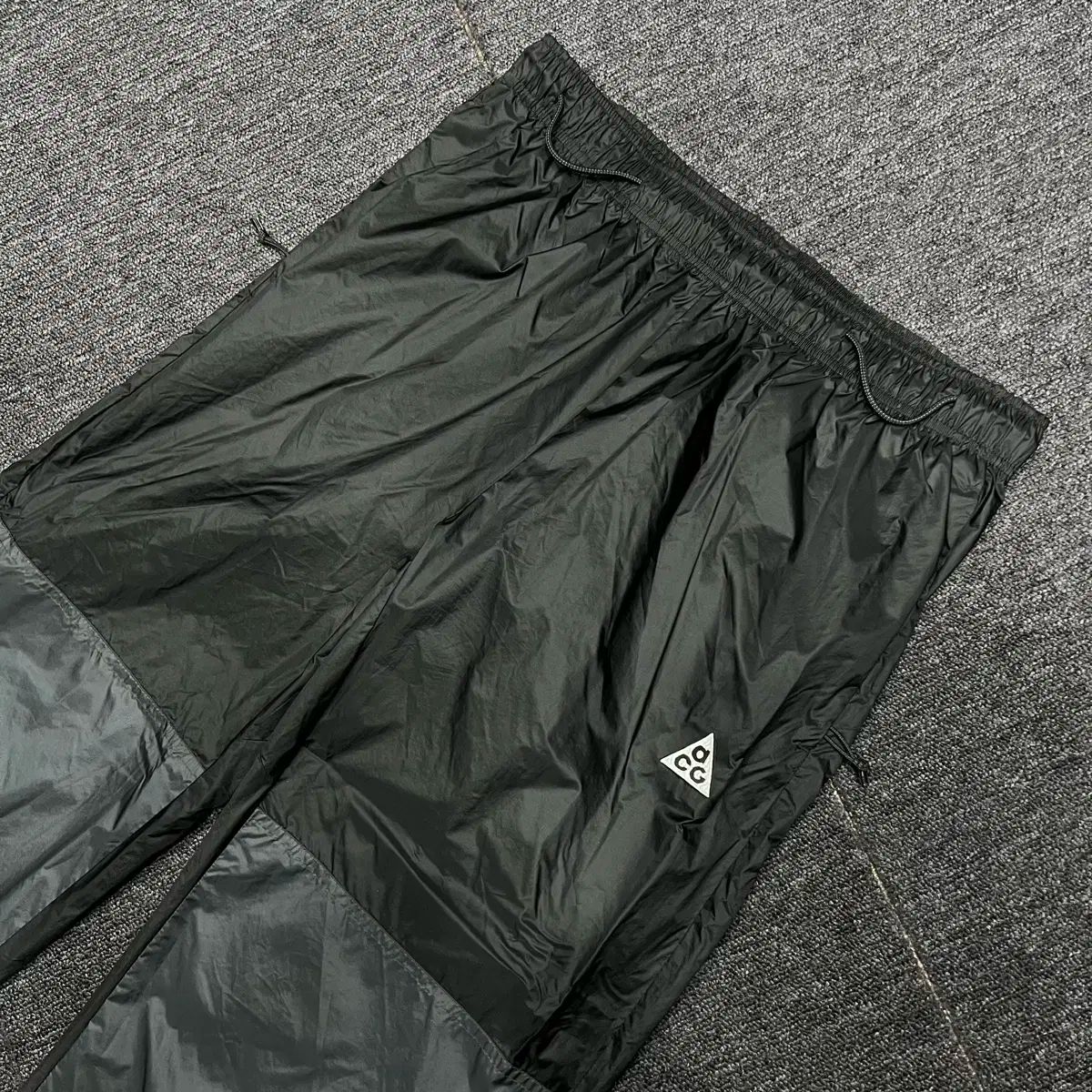 Nike(ナイキ） ACG シンダー コーン ウィンドシェル パンツ オフ  