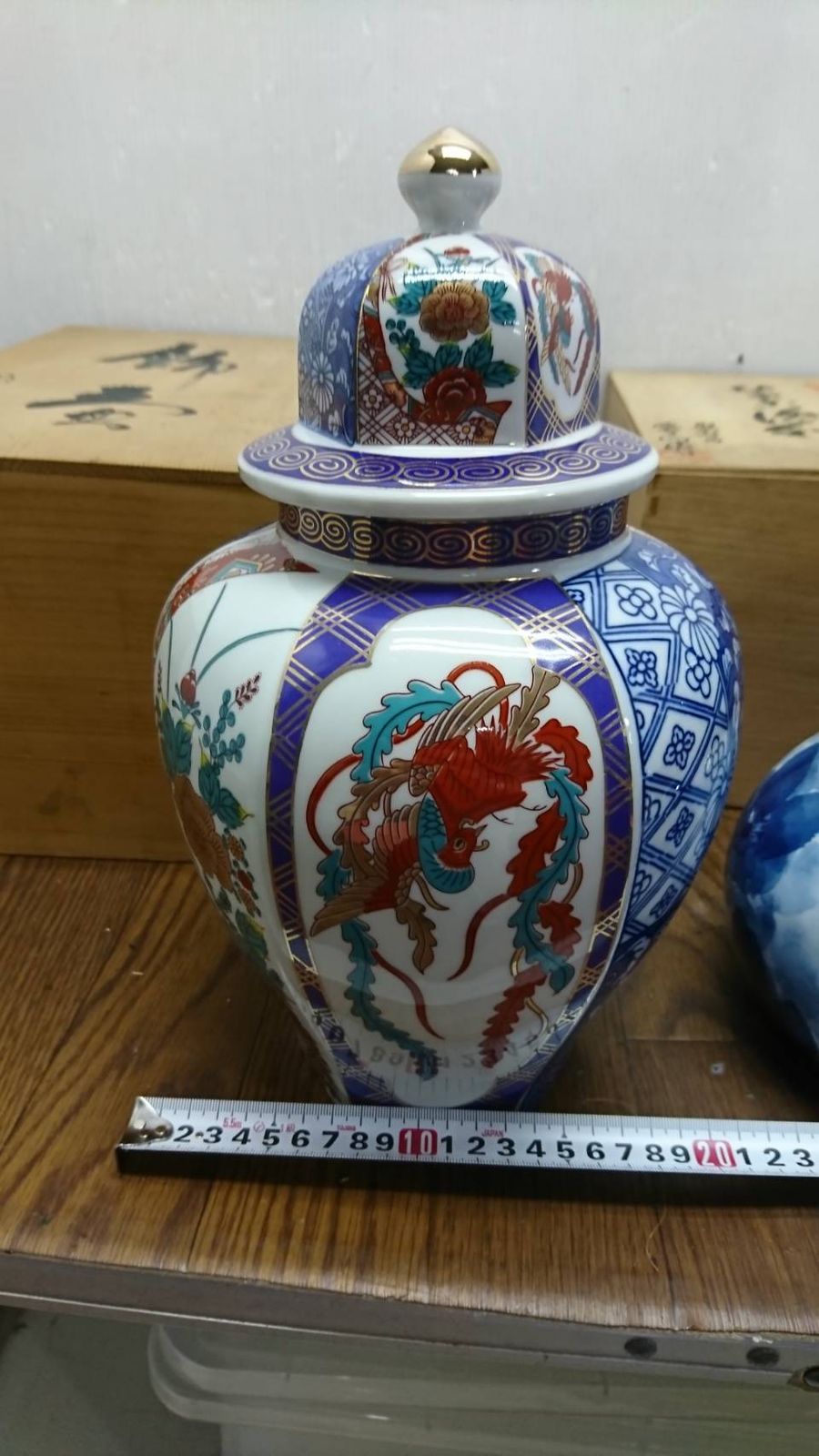 S98713 飾壺 九谷焼 明陶 金彩染錦 金襴手 鳳凰 牡丹 熨斗 六面 蓋付壺