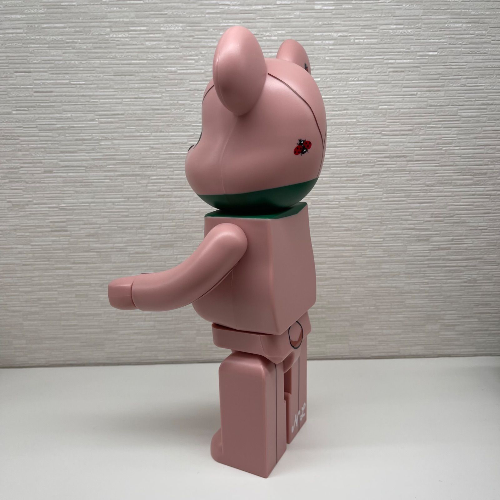 【新品】【未使用品】【店頭展示品】MEDICOM TOY PLUS メディコムトイ BE@RBRICK Nathalie Lete Ours a la  Cravate 400％ ナタリーレテ ベアブリック ピンク×グリーン×レッド 人形 ドール インテリア