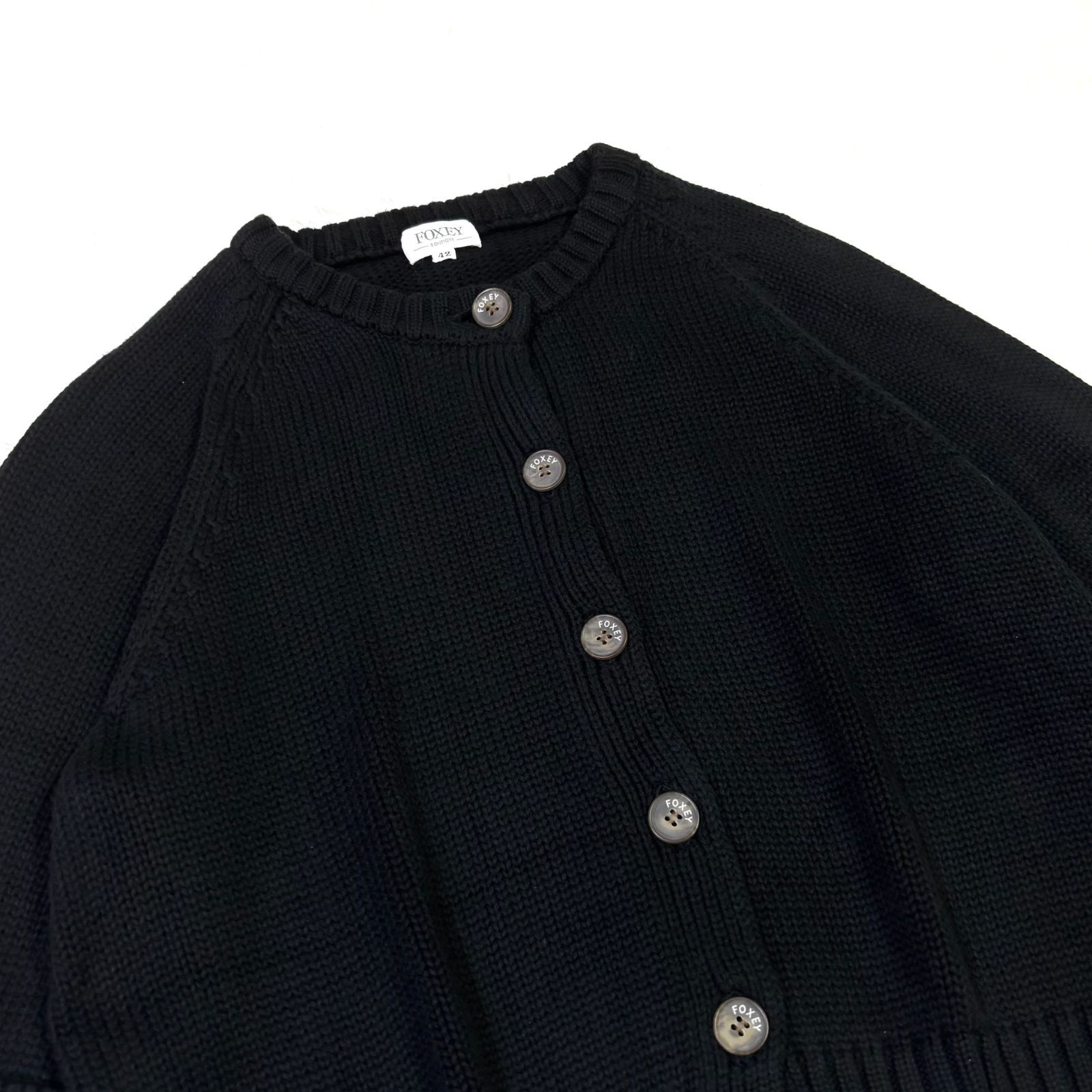 ki 26 i FOXEY 五分丈コットンカーディガン サイズ42 ブランド刻印 クルーネックカーディガン 厚手 フロントボタン