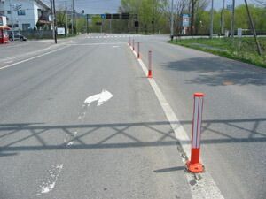 ビームポスト アンカー式 高さ 650mm 全2色車線分離標 ラバーポール ポストコーン ポールコーン 駐車場 車止め