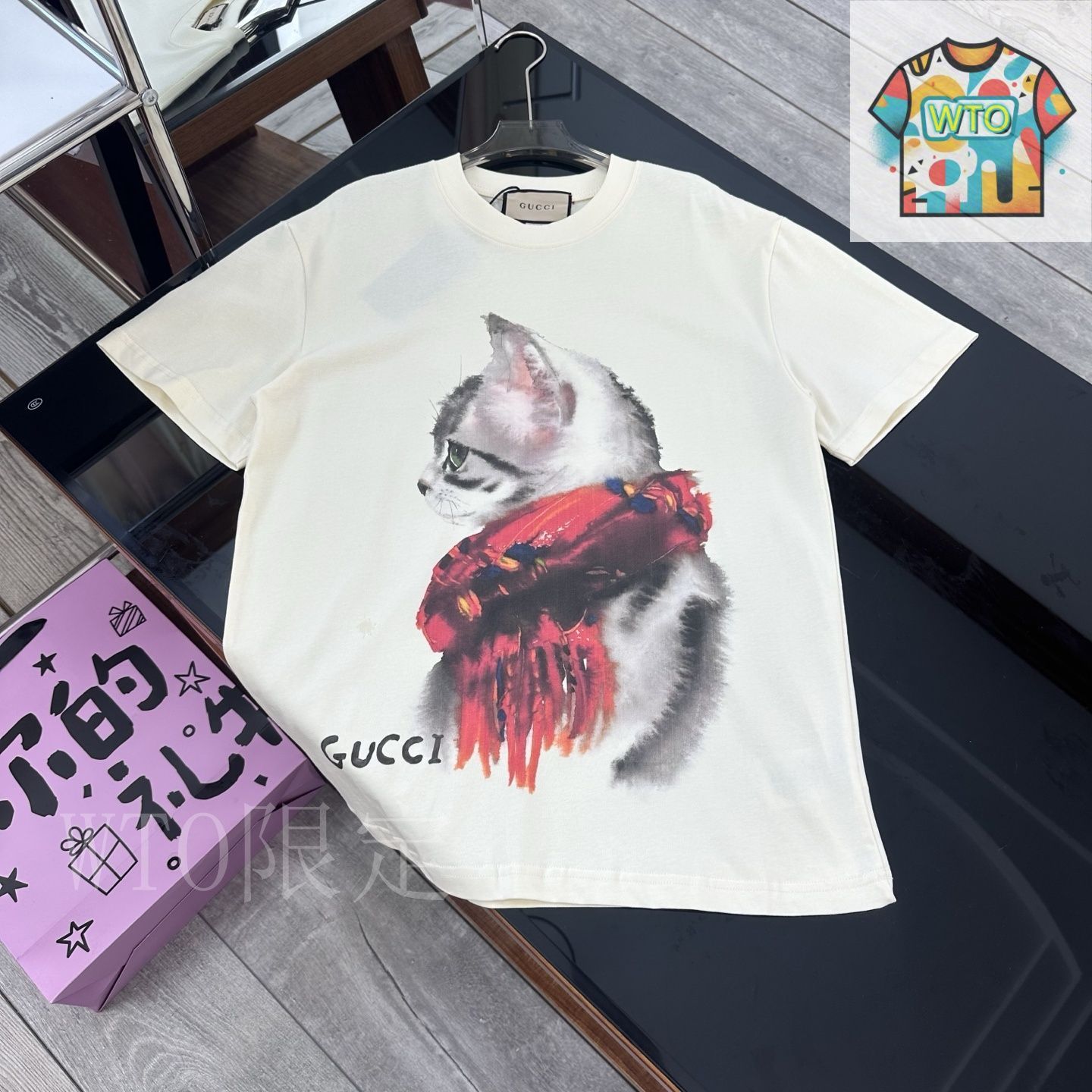 今日特価】Gucci 2025 Cat Logo T-Shirt グッチ 2025 猫柄ロゴ T