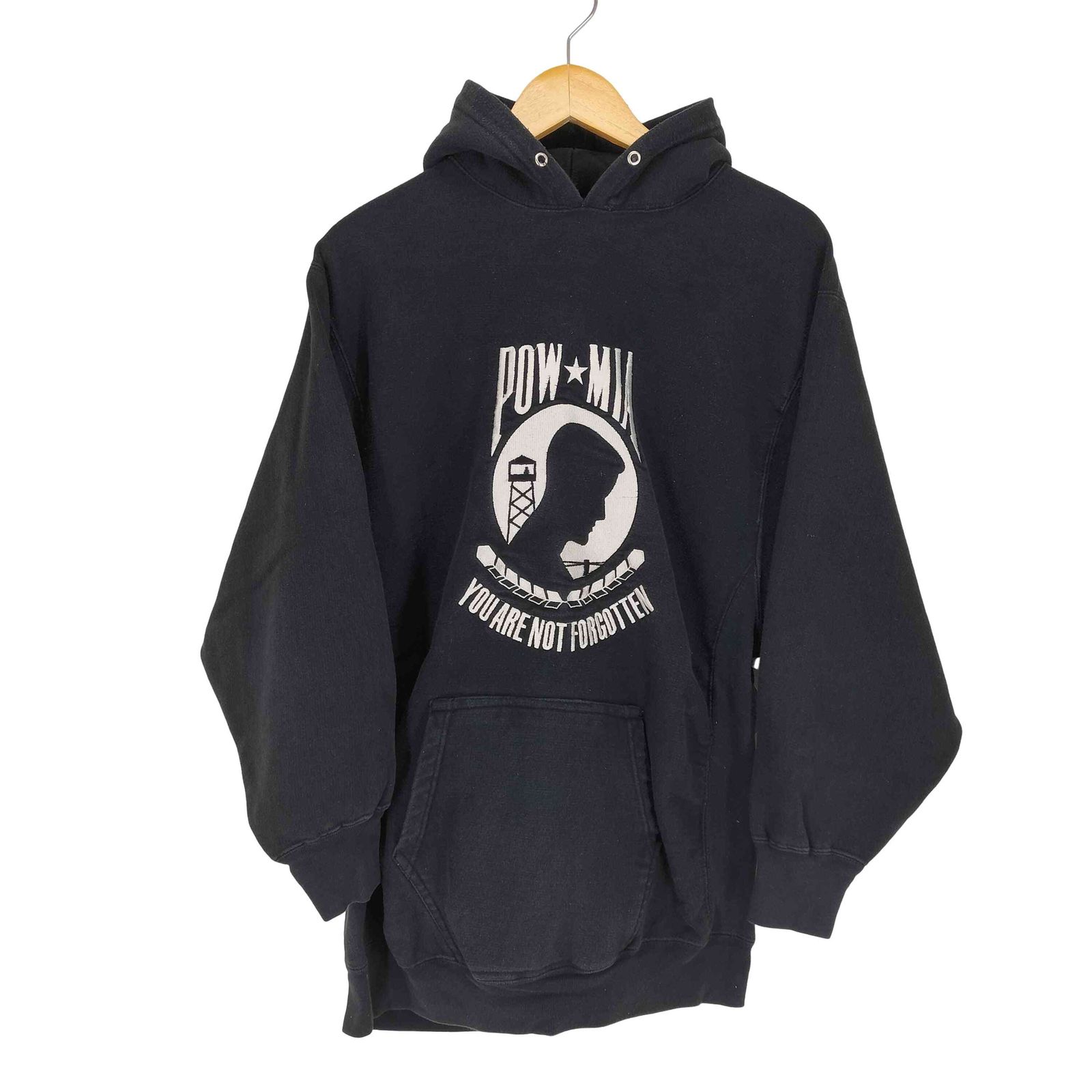 スティーブ バリース STEVE u0026 BARRYS POW MIA 刺繍デザインプルオーバーパーカー メンズ JPN：L 