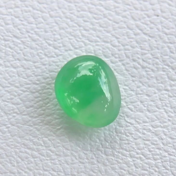 Q【陽緑】ミャンマー産本翡翠のルース①（37ｇ） 美品]ミャンマー産 本翡翠 ルース 1.05ct ガラス質 甘やかな