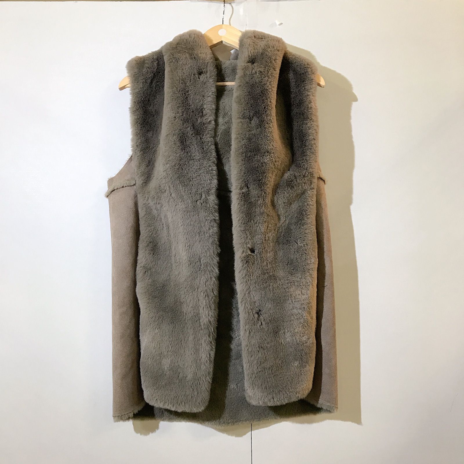 【ミーニャキラキラ】ジレ　黒　M　リバーシブル ベスト フェイクムートン　美品 ミーニャキラキラ】ジレ 黒 M リバーシブル ベスト フェイク