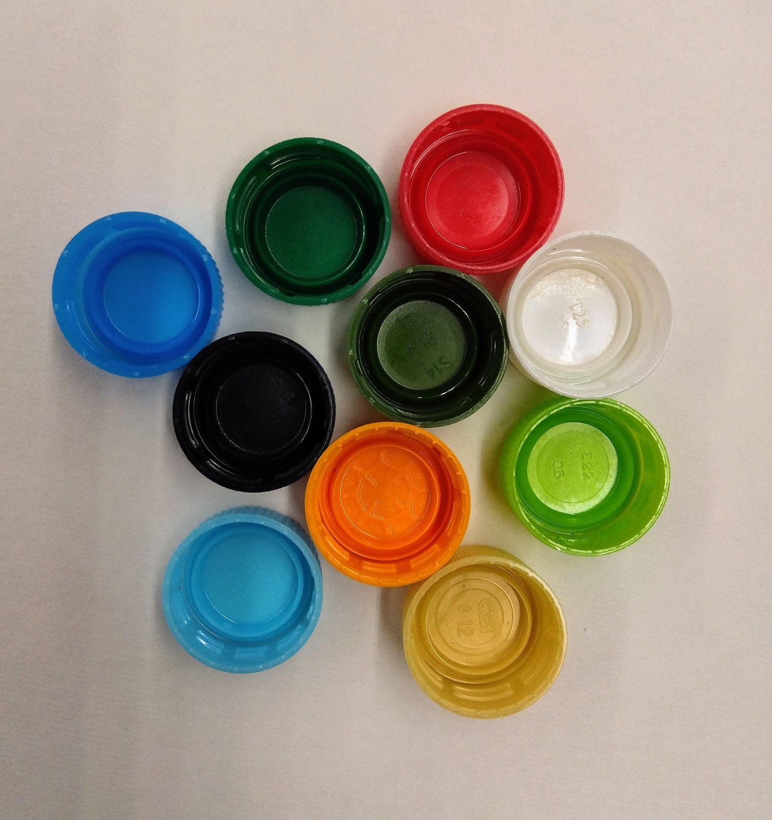 送料無料】ペットボトルキャップ カラフル 80個 サントリー