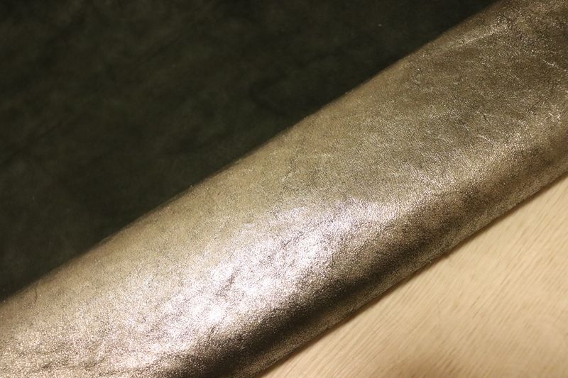 ダークシルバー 187ds コンビヌメ革 牛革 イタリア レザー 箔貼り加工 はぎれ 一枚革 レザークラフト 革 皮 本革 diy 生地 材料