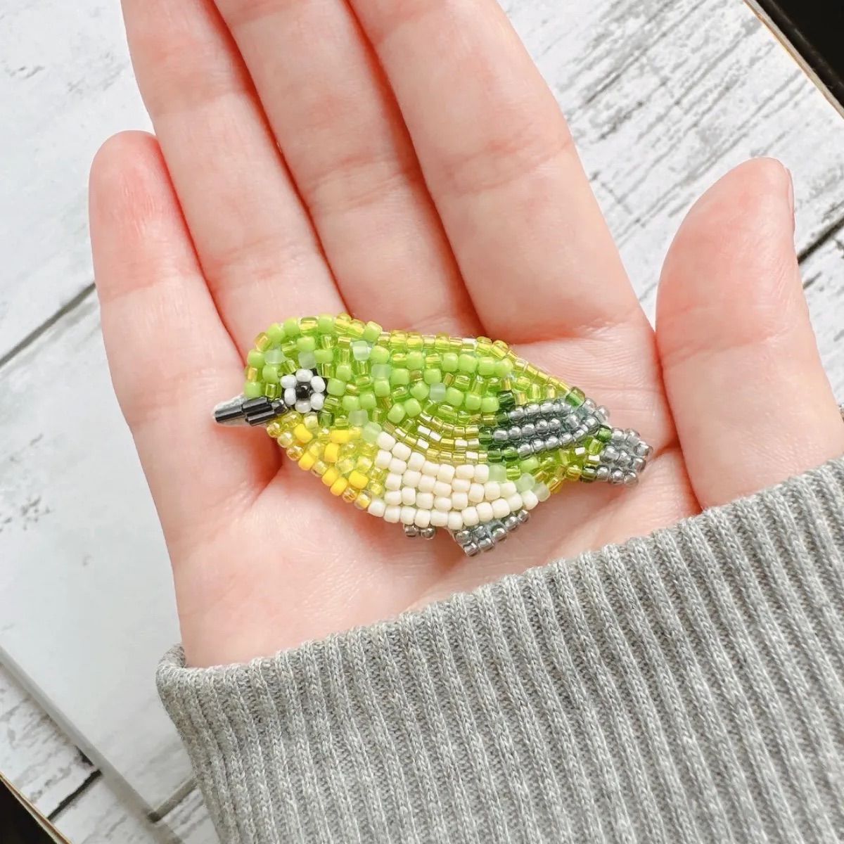 再販⭐︎】ビーズ 刺繍 メジロ ブローチ ハンドメイド 春 小鳥