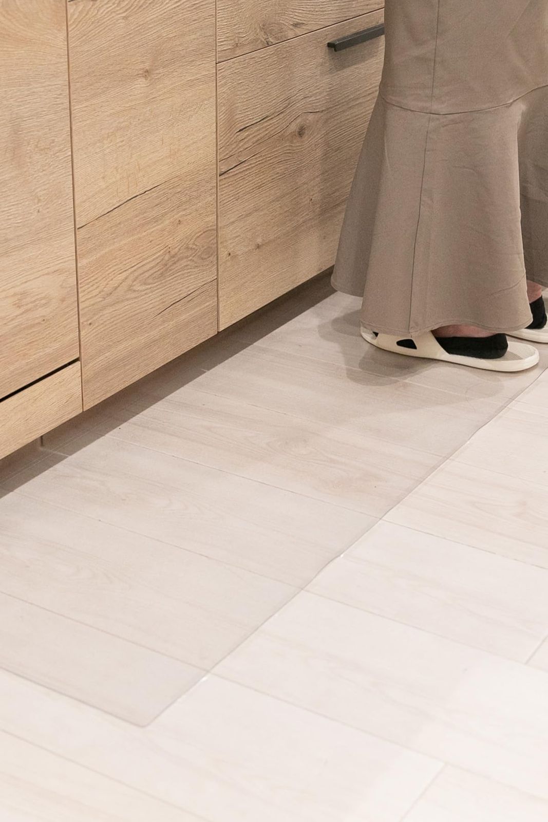 AP LAB キッチンマット L字の折り目付きで便利 透明 拭ける 床保護マット すべり止め付き 防水 汚れ防止 凹み 傷防止 床暖房対応 クリアマット 台所 シンク下 調理台対応 100 270 cm