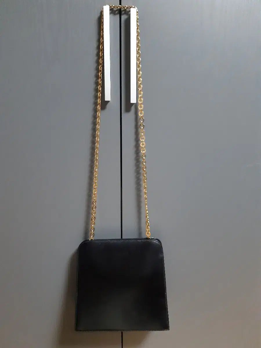 フェラガモ ガンチーニ ブラック チェーンバッグ