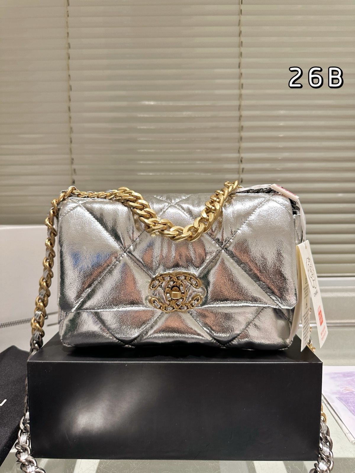 国内発送シャネル パリ-ドバイ メダルフラップバッグレディ 今日特価】Chanel 19 Flap Bag シャネル 19 フラップバッグ