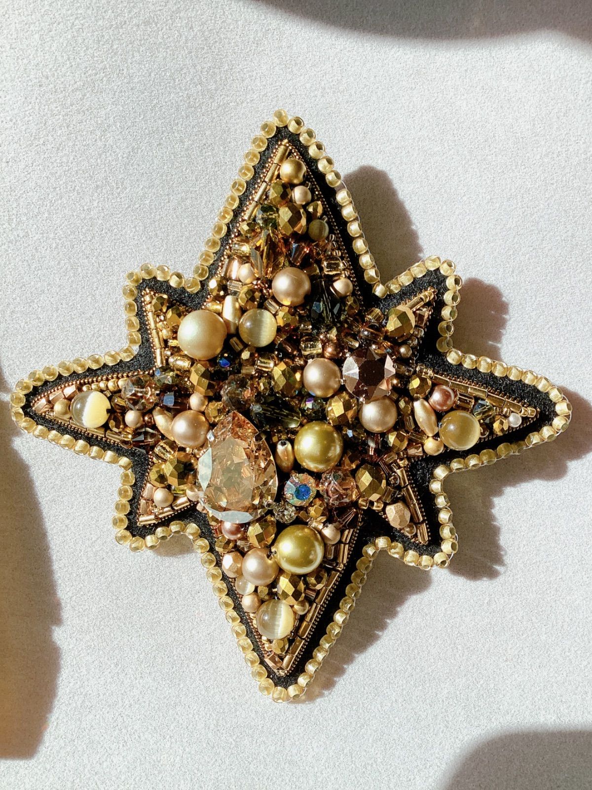 ハンドメイド 立体ビーズ刺繍ブローチ ベツレヘムの星ゴールド - メルカリ