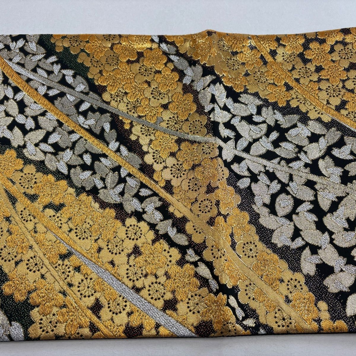 C908正絹　振袖　万寿菊　金銀箔　極美品　着物 TAKAZENの振袖 /ピンク色/古典/牡丹柄/ 最新作正統派古典 ピンク