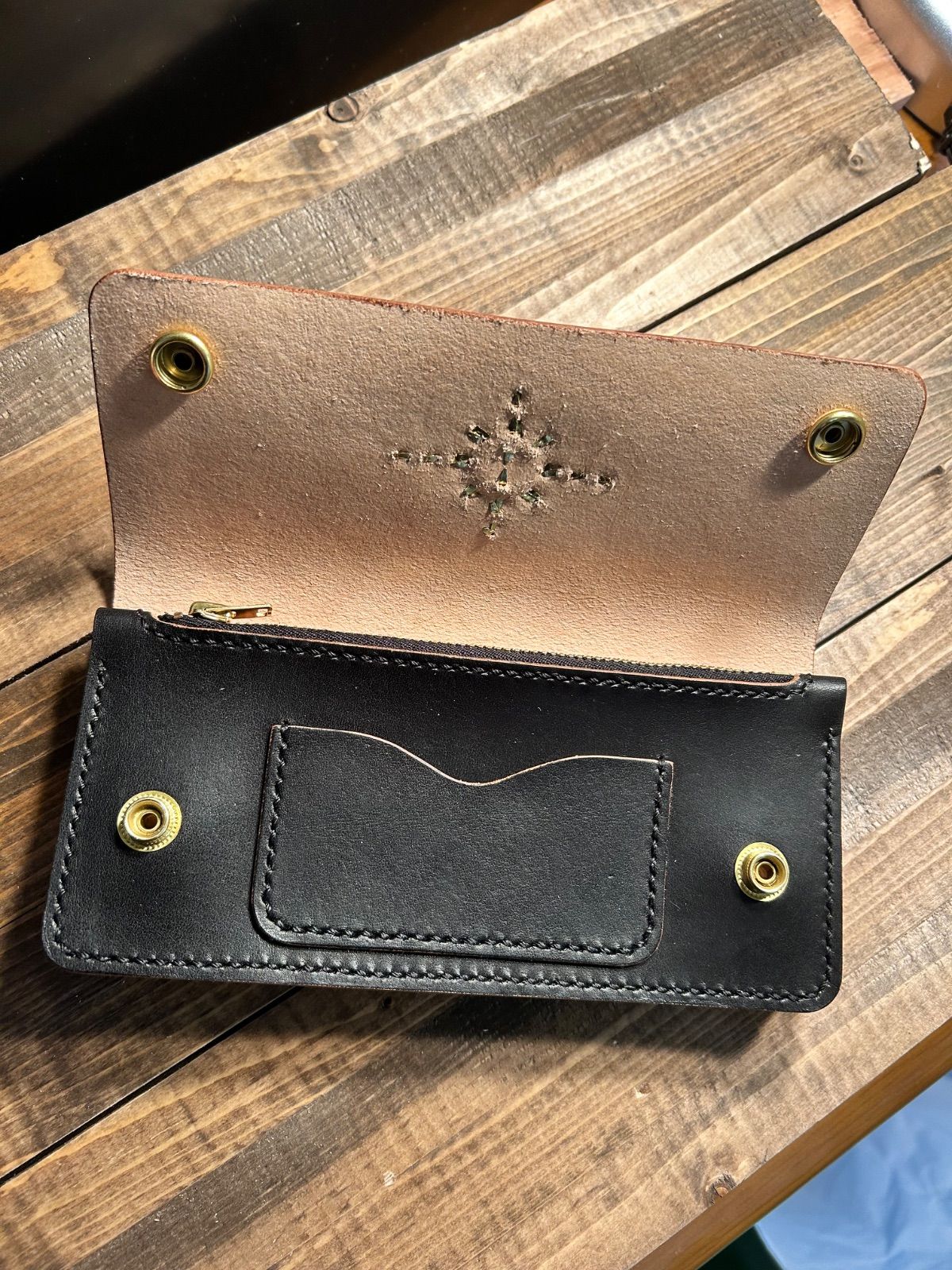 姫路レザー ロングトラッカーウォレット スタッズ 丘染ブラック - メルカリ