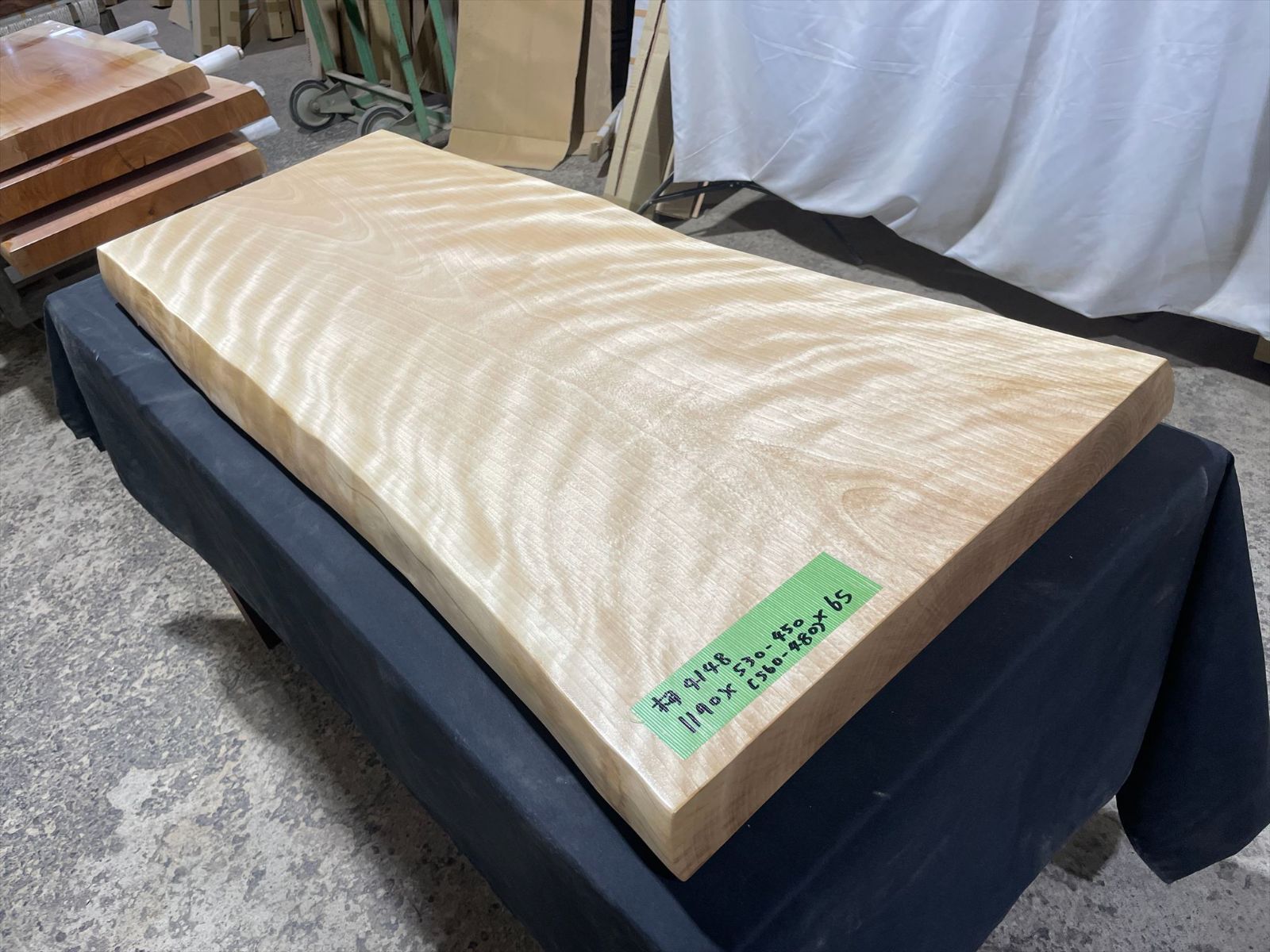 さくら4148　上杢　虎杢　一枚板無垢 乾燥材　1190ｘ530-450ｘ65 　カウンター　テーブル　ローテーブル　窓台　　メープル　楓