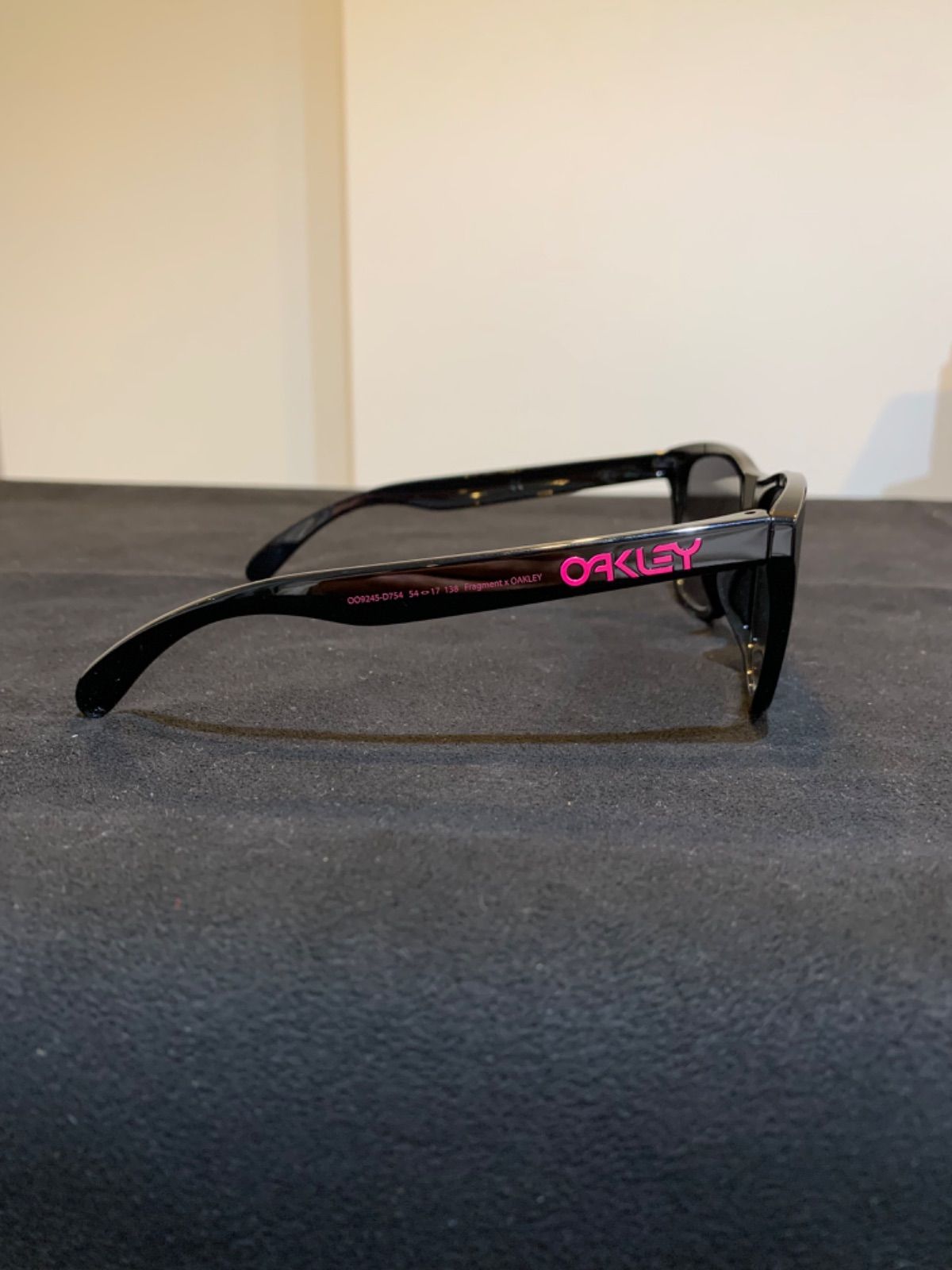 オークリー フロッグスキン　フラグメント　コラボ　ブラック　ピンク　新品未使用 Oakley X FRAGMENT - Frogskins™ (Low Bridge Fit) Prizm Grey