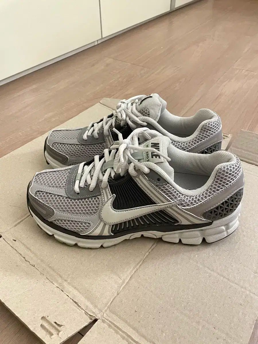 NIKE(ナイキ) ズーム ボメロ 5 コブルストン 245