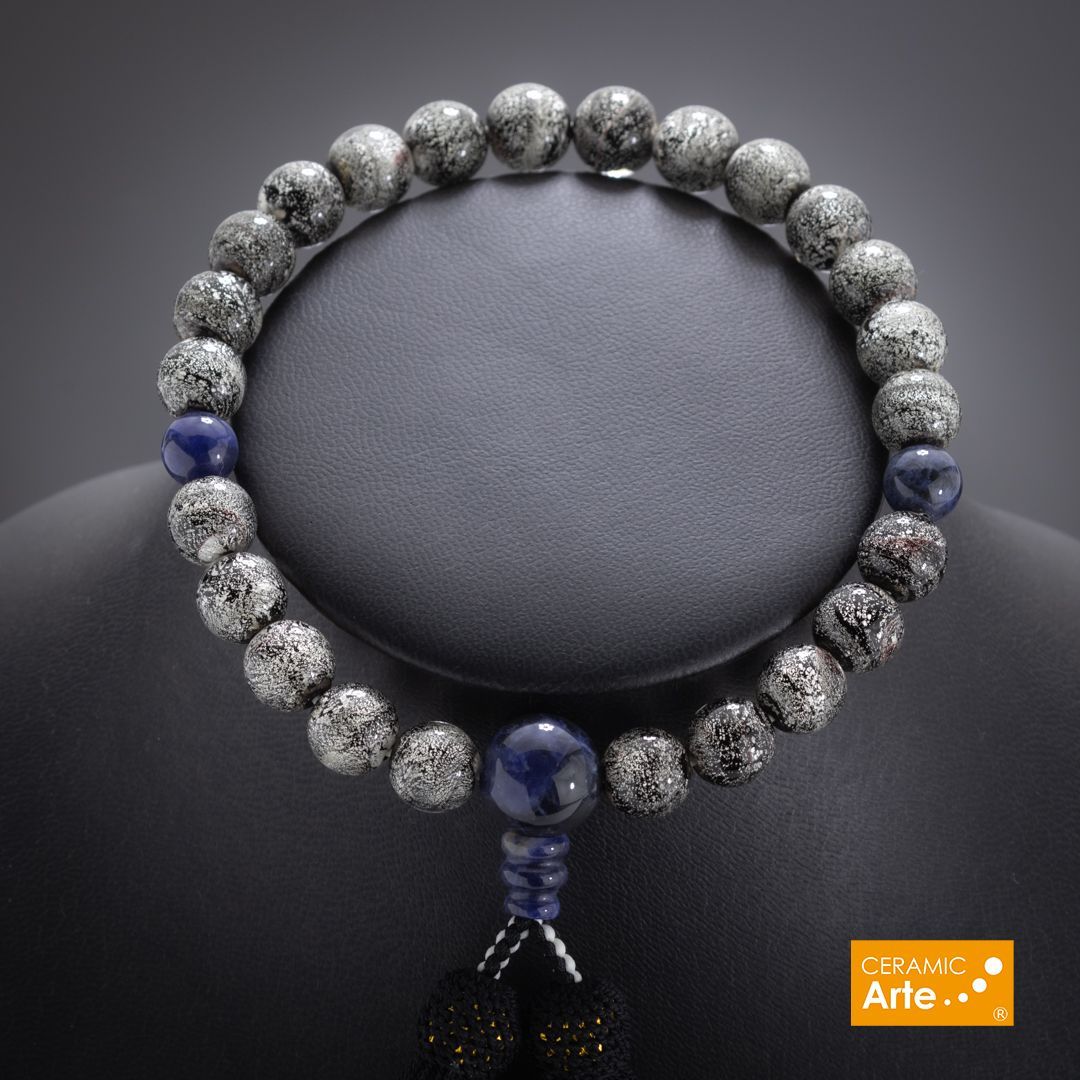 漆黒の中に浮かび上がるプラチナの数珠（白金箔入り）天然石 ソーダライト使用（男性用念珠・正絹黒房）【COB-M1 未来 Black】  イタリア製ベネチアンビーズと天然石の数珠 Ceramic Arte（セラミックアルテ）ベネチアンロザリ - メルカリ 漆黒の中に浮かび上がるプラチナの  ...