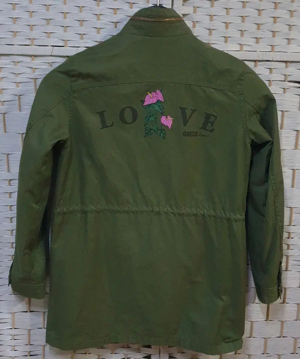 美品 HEADビンディングホワイトレディースS (22.5~25.0cm) GUESS(ゲス) カーキ色 マウンテンパーカー ブルゾン 75 ー 155
