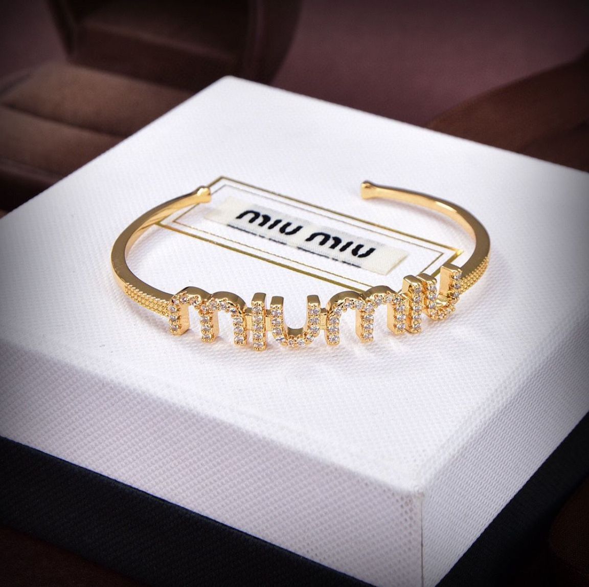 miumiu ミュウミュウ 金色のクリスタルオープンブレスレット 未使用の 
