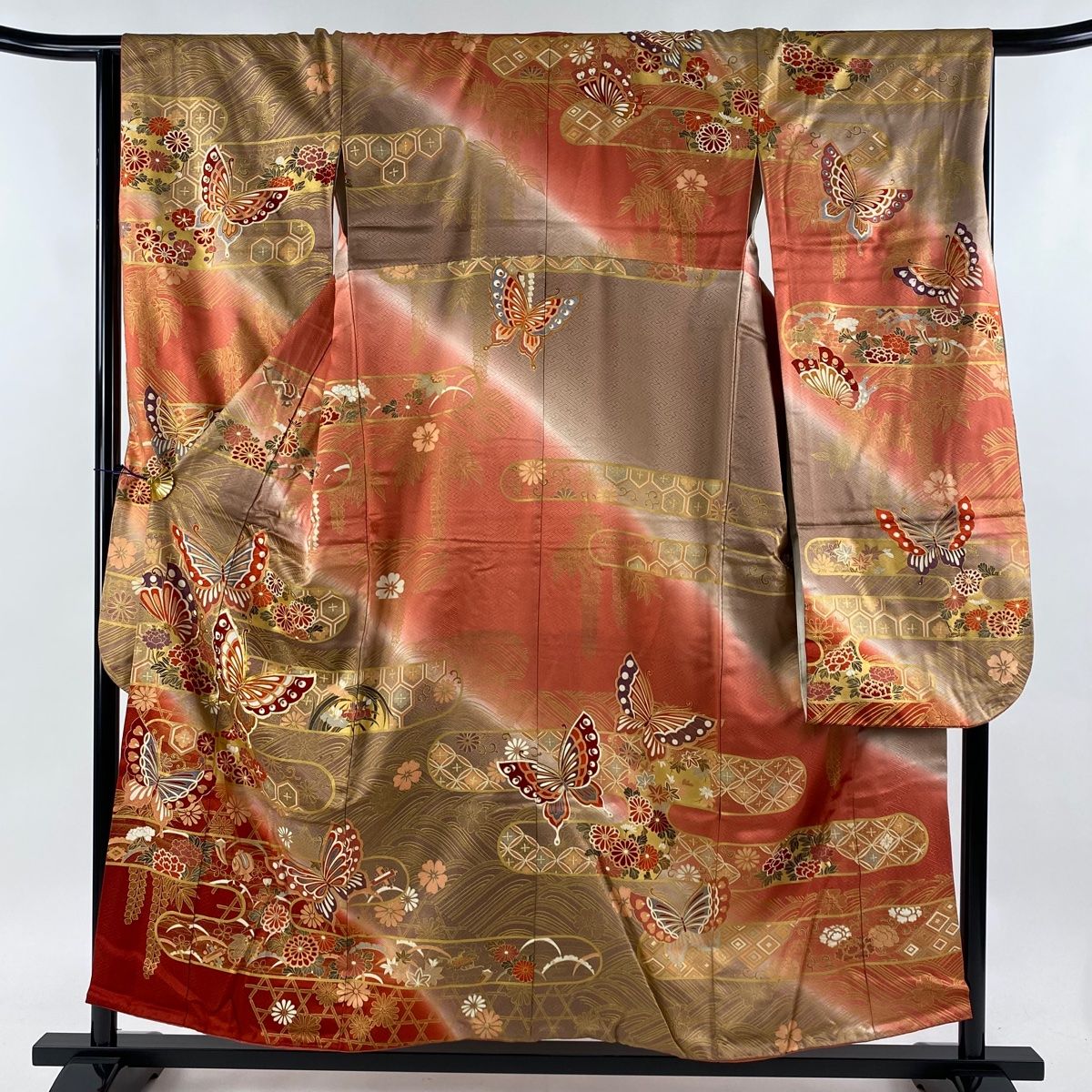 振袖 身丈153cm 裄丈66cm M 袷 蝶 草花 金糸 金彩 オレンジ 正絹 秀品