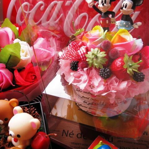 ミッキー ミニー入り 花束風ギフト フラワーケーキ レインボーローズ プリザーブドフラワー入り ケース付き ノーマル ミッキー ミニー 結婚祝い 記念日の贈り物におすすめのフラワーギフト