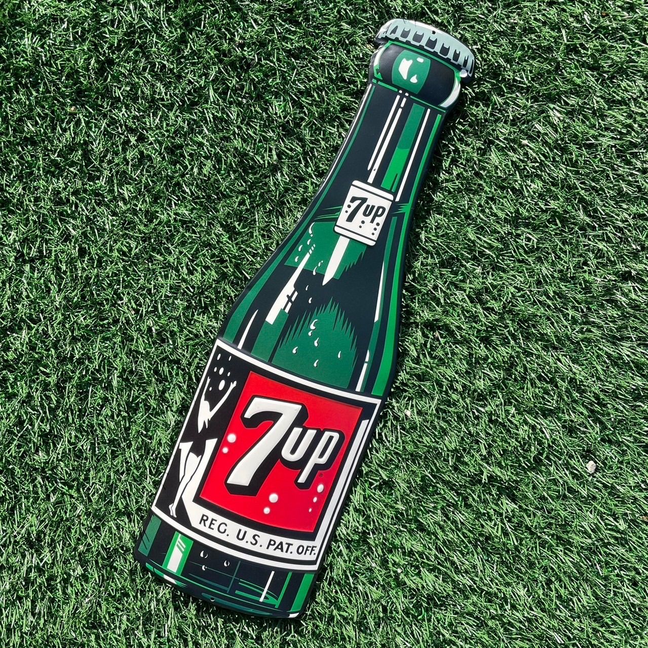 新品 🇺🇸 レトロ ブリキ エンボス看板 7UP BOTTLE セブンアップ