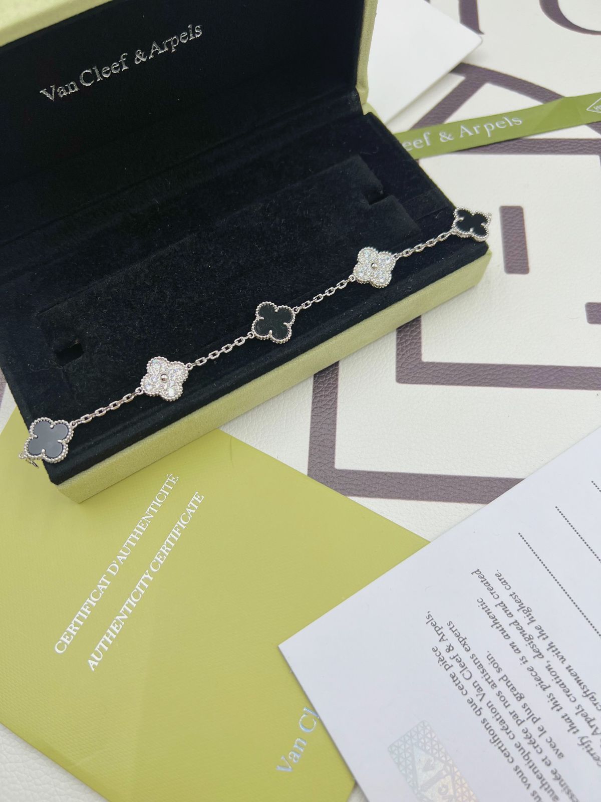 Van Cleef & Arpels クローバーブラックストーンブレスレット Van Cleef & Arpels クローバーブラックストーンブレスレット