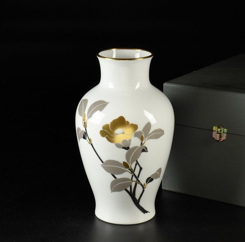 蔵A2073 大倉陶園 金彩椿文 花瓶