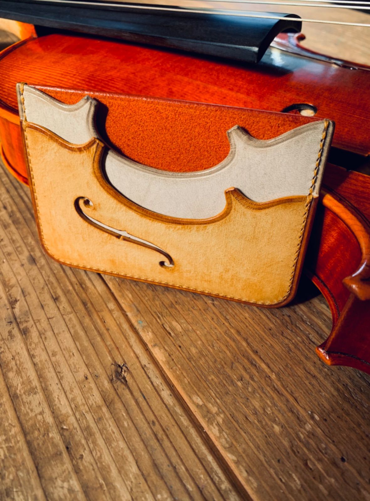 手縫いで創った革のパスケース