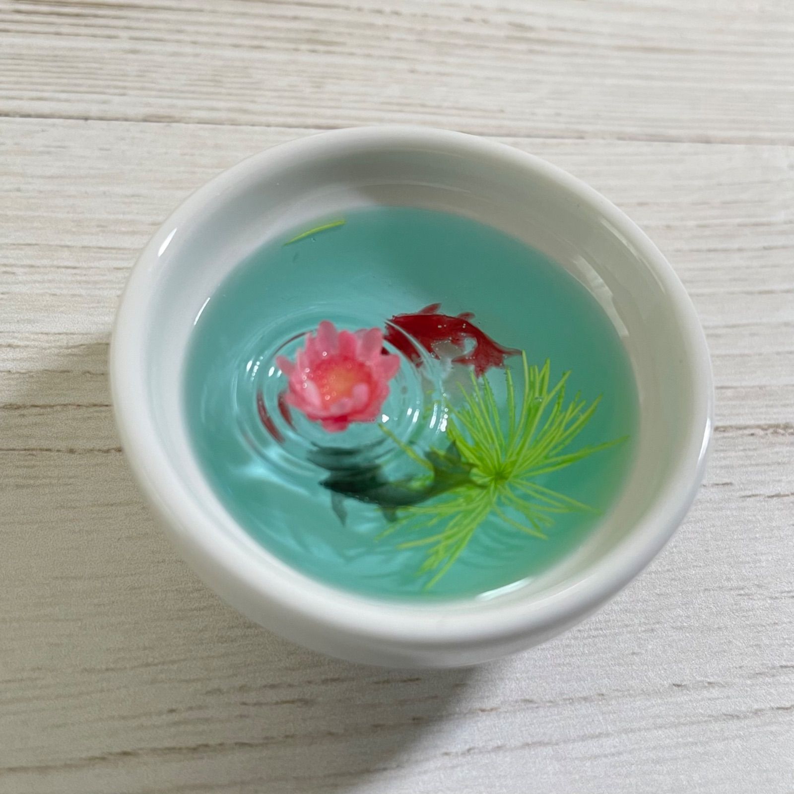 金魚と蓮の花の置物 再販】金魚が泳ぐ波紋の池 蓮の花風 オブジェ レジンアート - メルカリ