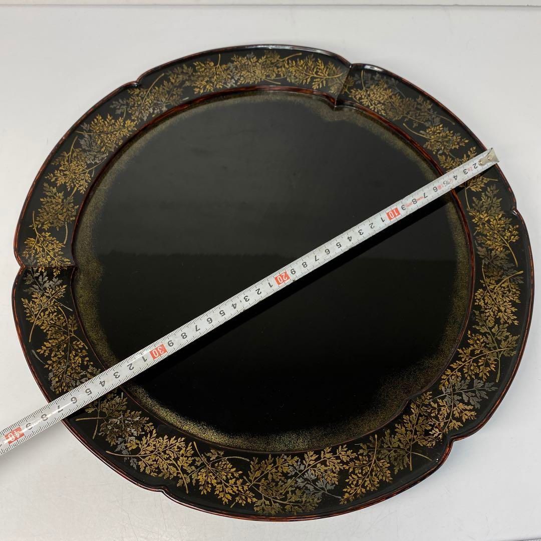 葵刳形忍草文盛器