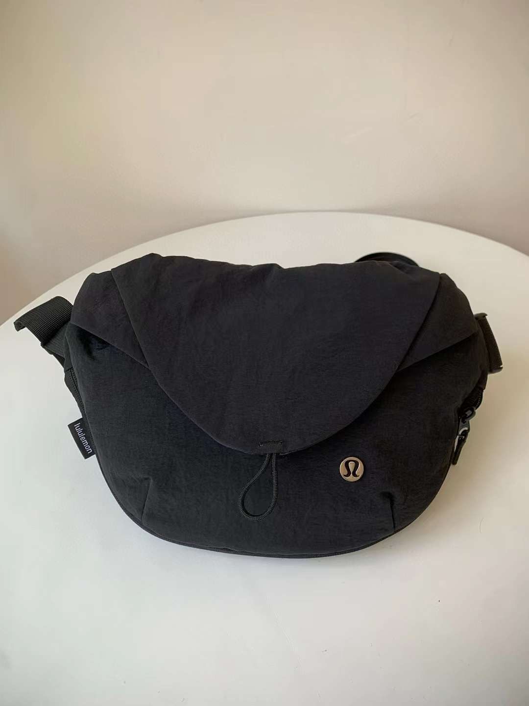 Lululemon Curved Crossbody ボディバッグショルダーバッグブラック