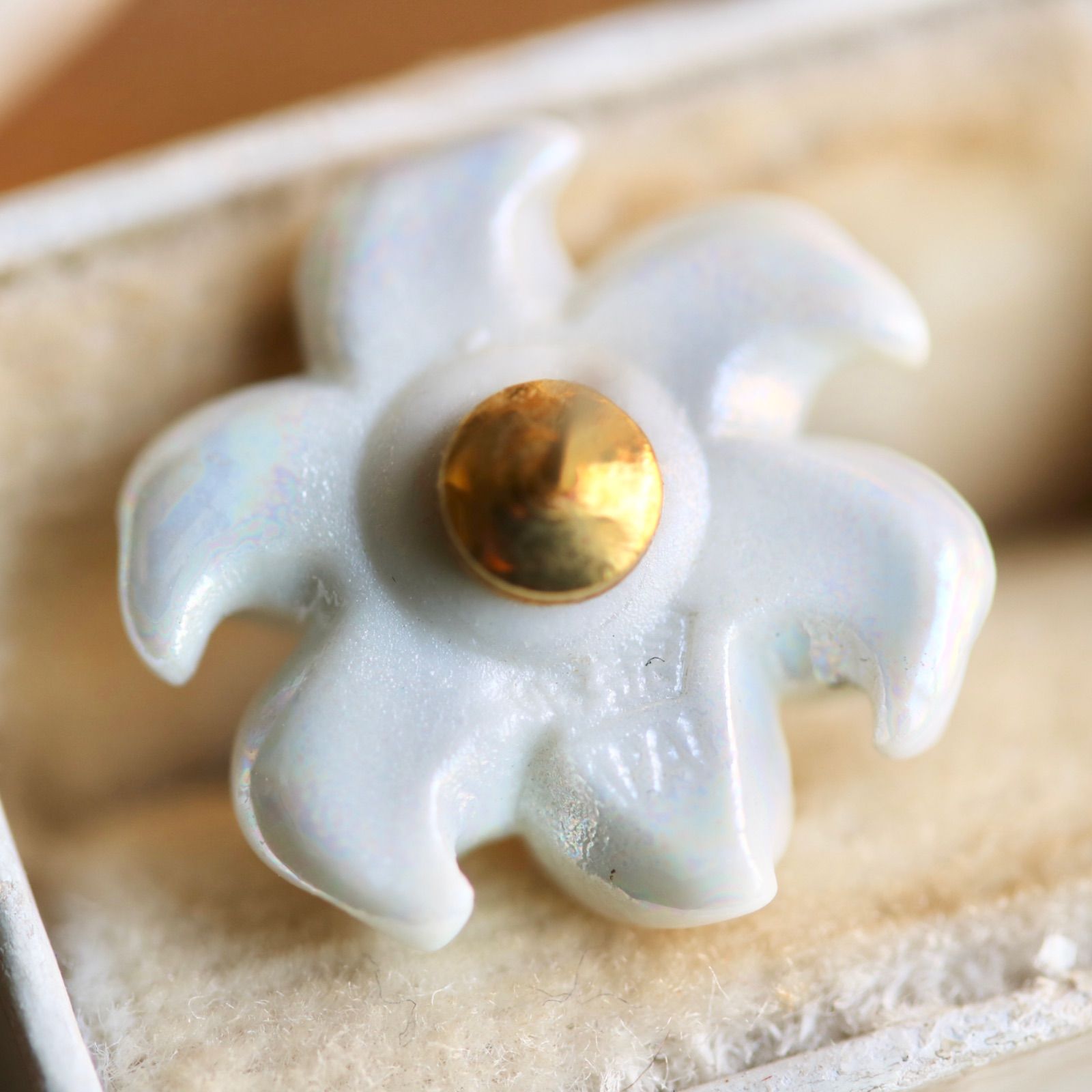 トシカネジュエリー 俊兼 百合 ピンブローチ ラスター彩 - メルカリ