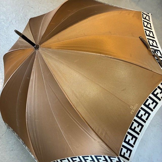 FENDI  フェンディ　MADE IN ITALY　ズッカ アンブレラ フェンディ FENDI ズッカ FF柄 アンブレラ 雨傘 ゴールド - メルカリ