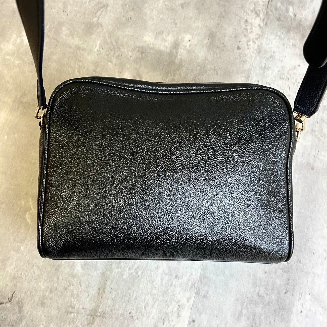 ✨美品✨ FURLA フルラ ショルダーバッグ ゴールド金具 ロゴ刻印 ✨美品✨ FURLA フルラ ショルダーバッグ ゴールド金具 ロゴ刻印