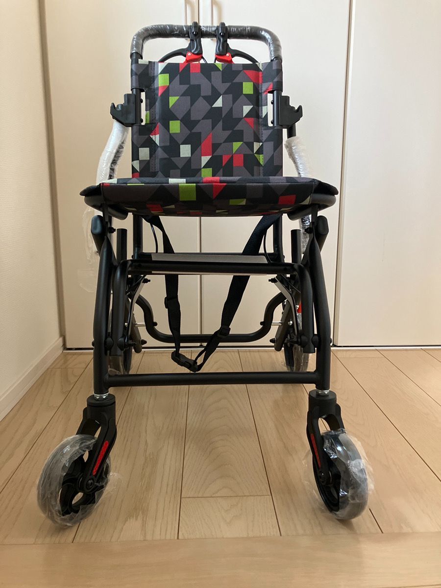 コンパクト車椅子 日本企画 安定設計 最大荷重100kg 軽量7.5kg＆折りたたみ式 介助型 ノーパンクタイヤ フットレスト 男女兼用 背面ポケット 組み立て不要 レッドブラック