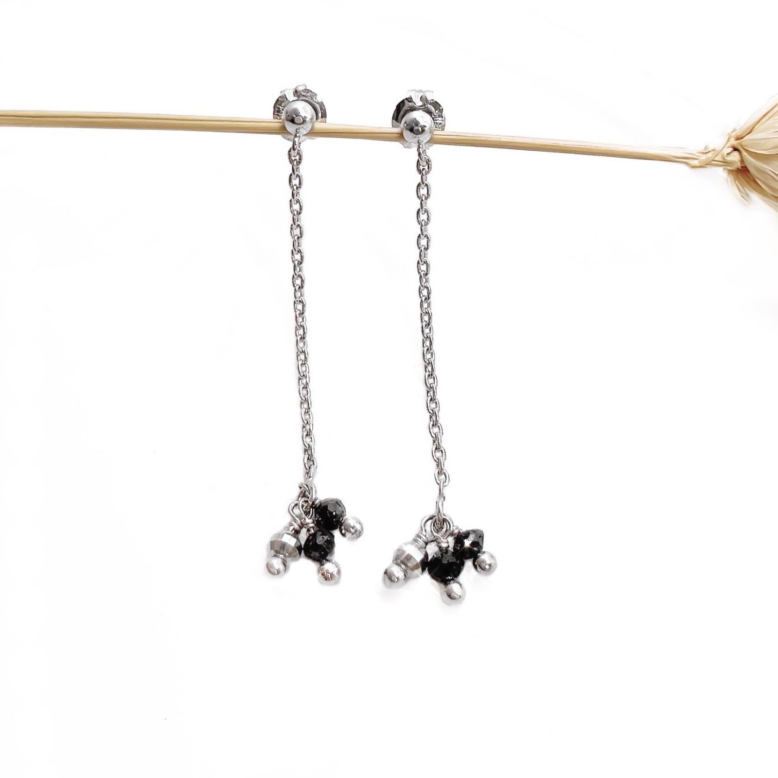 ブラックダイヤモンド 片耳用 ロングピアス k 18 wg 漆黒 黒 ダーク カジュアル ロック クール 揺れる 18金ホワイトゴールド メンズ 宝石 ジュエリー 細身 ミラーボール 上品 クロ 小粒 闇