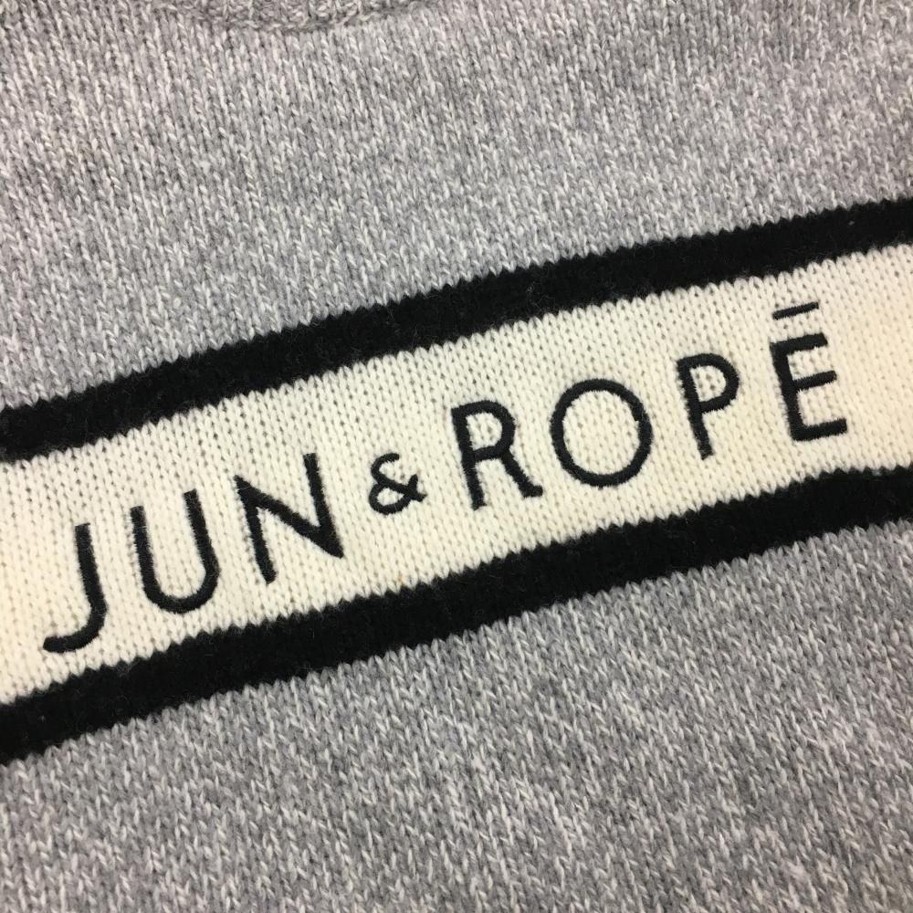 ジュンアンドロペ ハイネックセーター グレー×白 ロゴ刺しゅう ウール