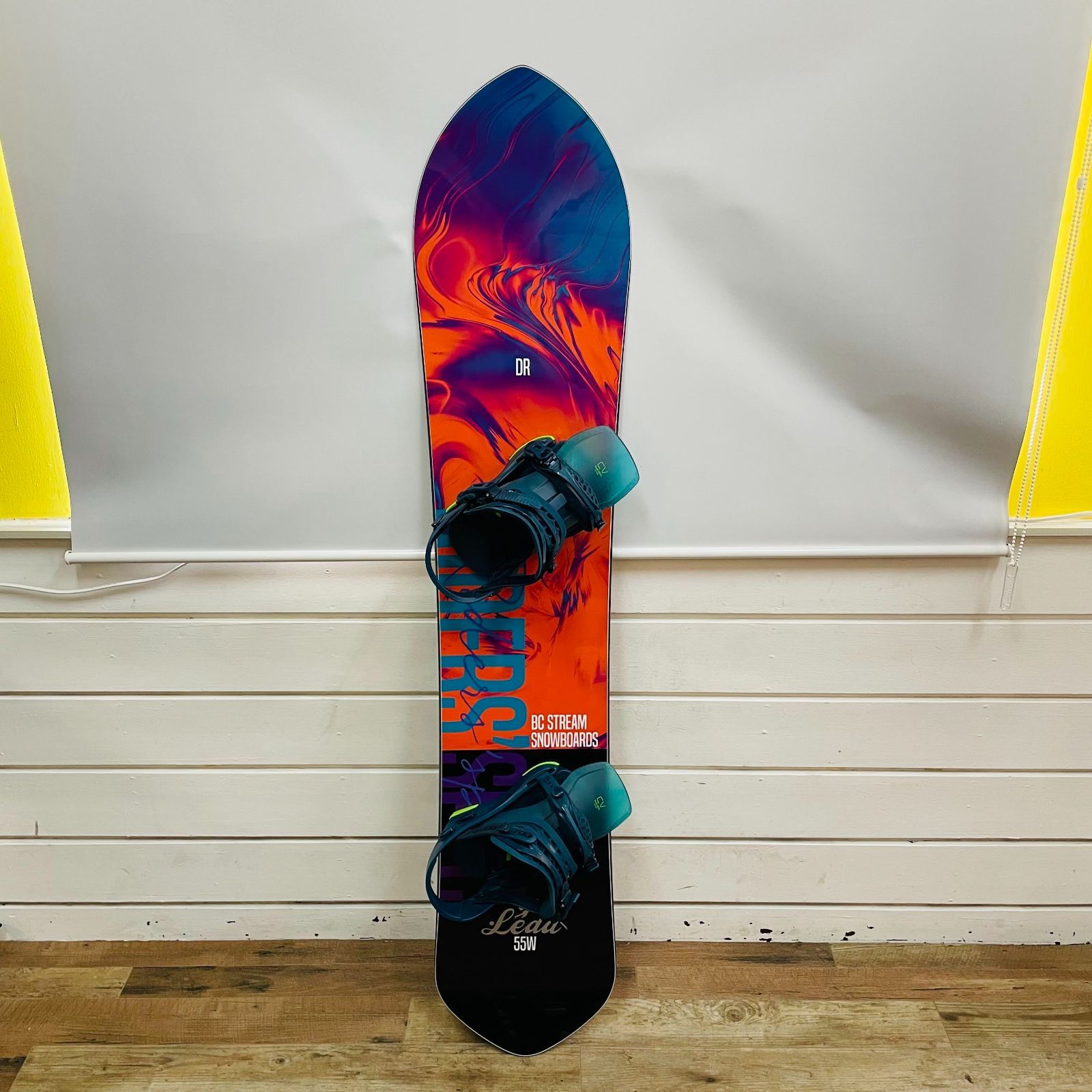 美品　BC STREAM 　DR  155Wide 　SNOWBOARDS　限定カラー　FLUX CV BINDING 　縦155幅27cm　C1356　240サイズ発送