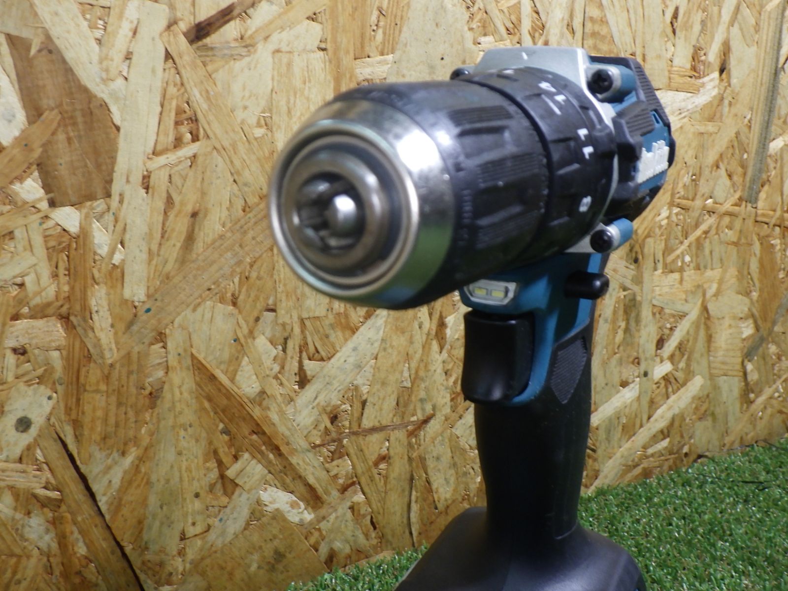 ネジ締めや下穴開けに makita マキタ 18V充電式震動ドライバドリル HP487D 本体のみ 品