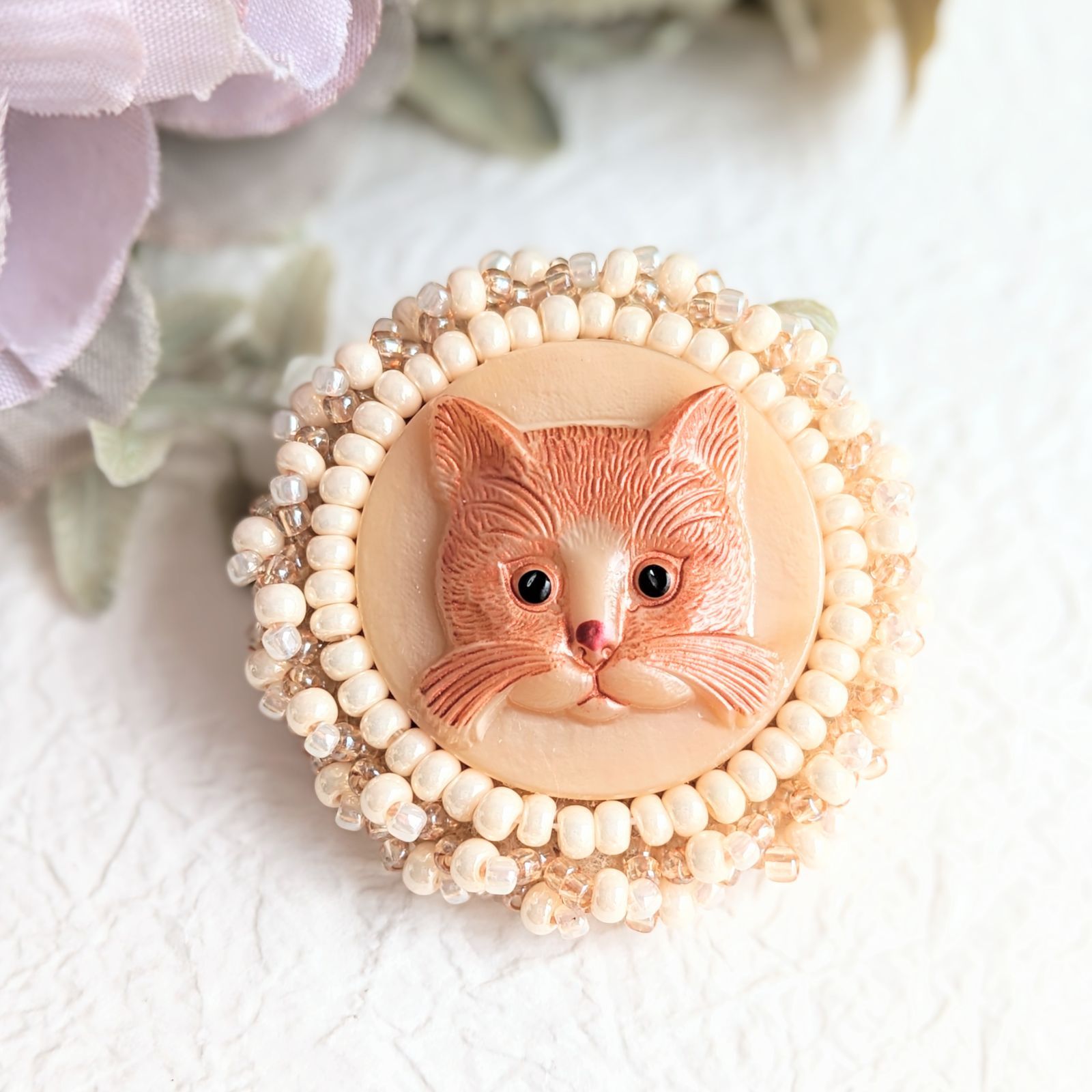 猫のブローチ ハンドメイド 猫 刺繍 チェコガラスボタン ビーズ刺繍 可愛い ほっこり 母の日 ギフト プレゼント アクセサリー - メルカリ