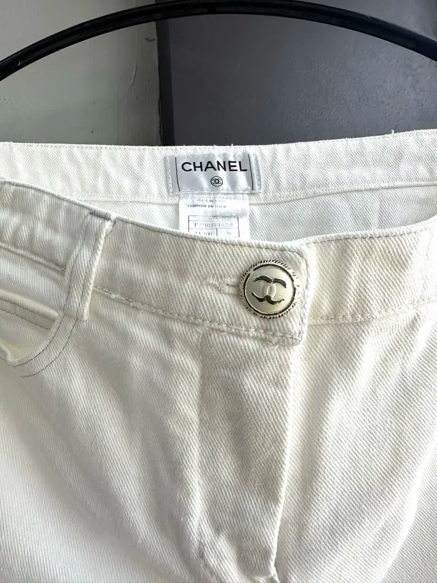 CHANEL白コットンデニムパンツ CHANEL - シャネル CHANEL デニムパンツ 衣料品 ボトムス