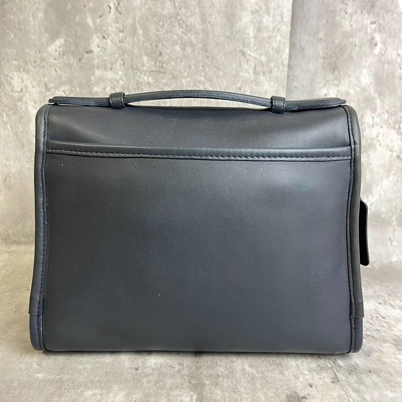 ✨良品✨ OLD COACH オールドコーチ 2way コートバッグ ショルダーバッグ ハンドバッグ ターンロック ゴールド金具 チャーム ロゴ型押し  グラブタンレザー 肩掛け 斜め掛け レディース ダークネイビー 紺色 - メルカリ