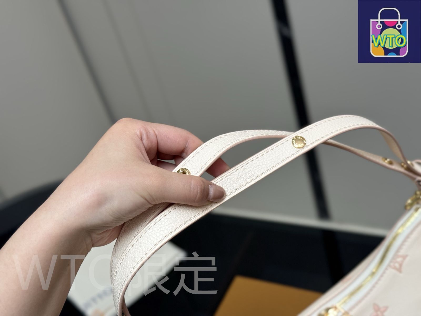 ゆん　ルイヴィトンバックゴールドチェーン新品鑑定士写真付き デザイナーペンダント レ ガストン ヴィトン (イエローゴールド