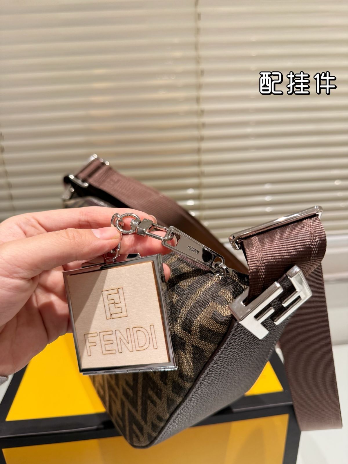 今日特価】Fendi 斜め掛けバッグ フェンディ クロスボディバッグ
