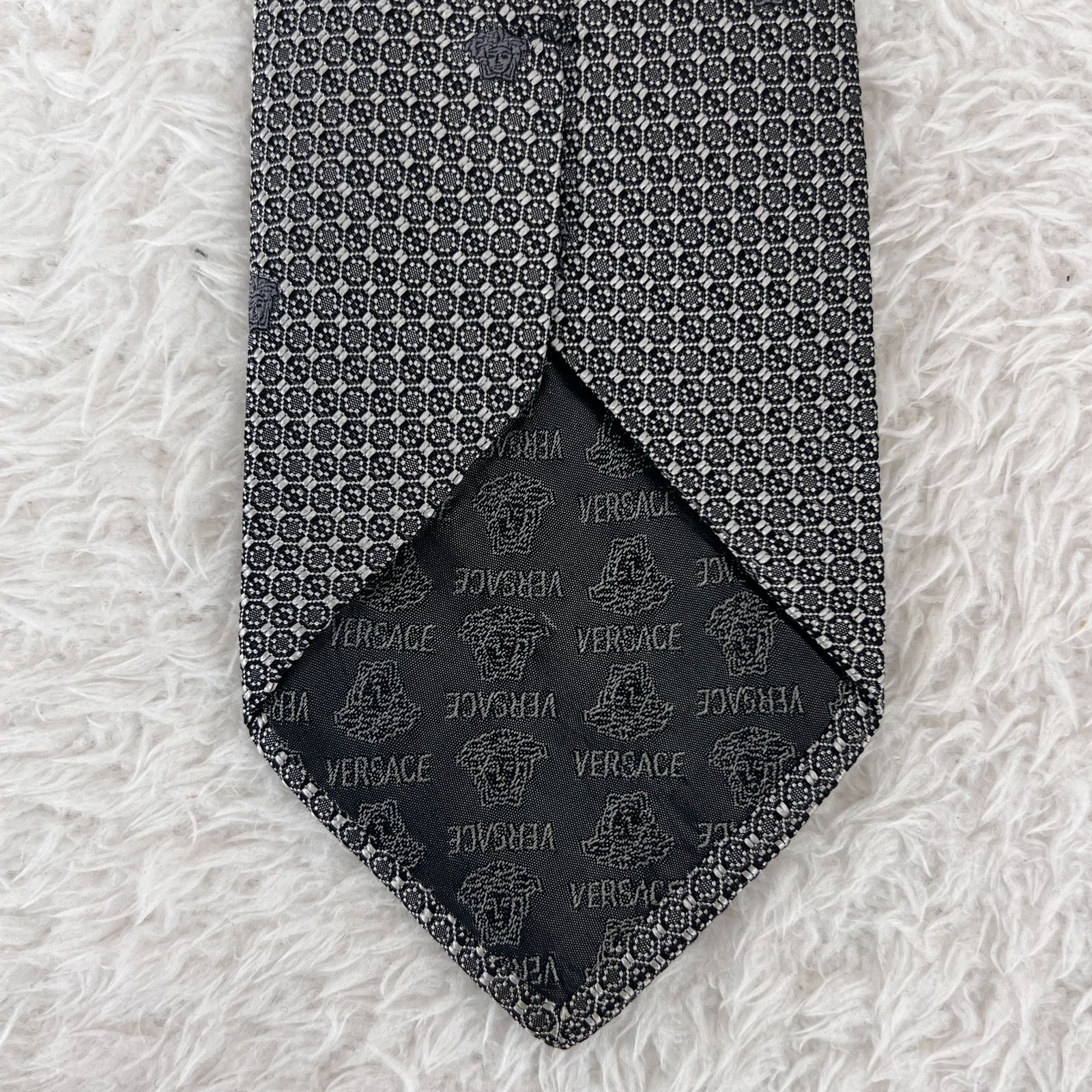 【美品】VERSACE ヴェルサーチ　ネクタイ　漆黒　ボタニカル　総柄 美品》VERSACE (ヴェルサーチェ) シルクネクタイ イタリア製 総