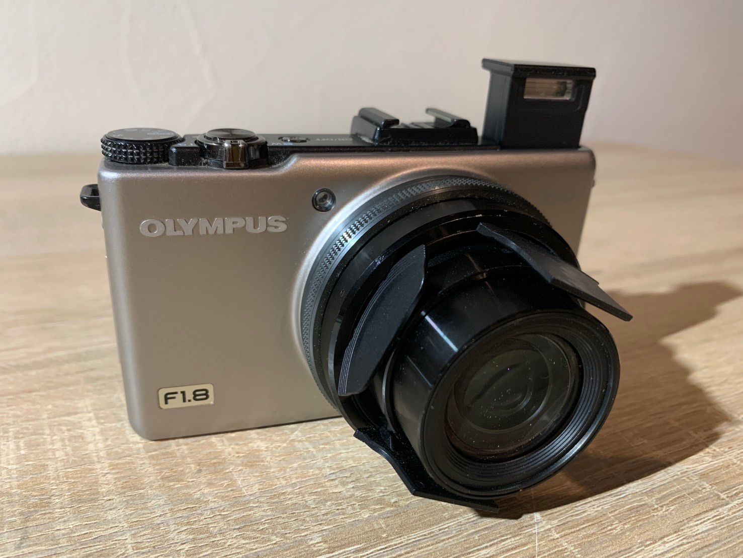 6089 OLYMPUS XZ-1 シルバー デジカメ 美品 - メルカリ