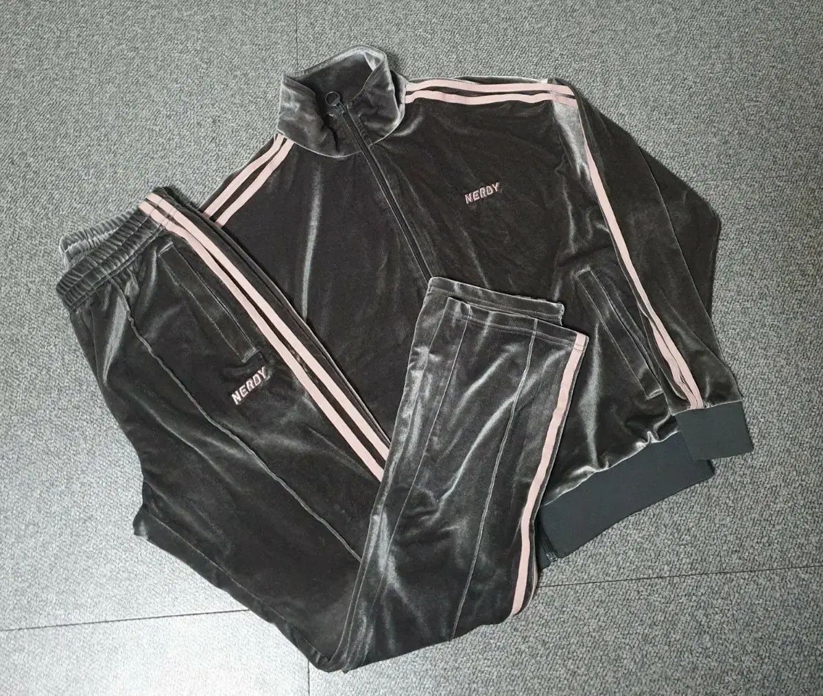NERDY ベルベット トレーニングウェア セット