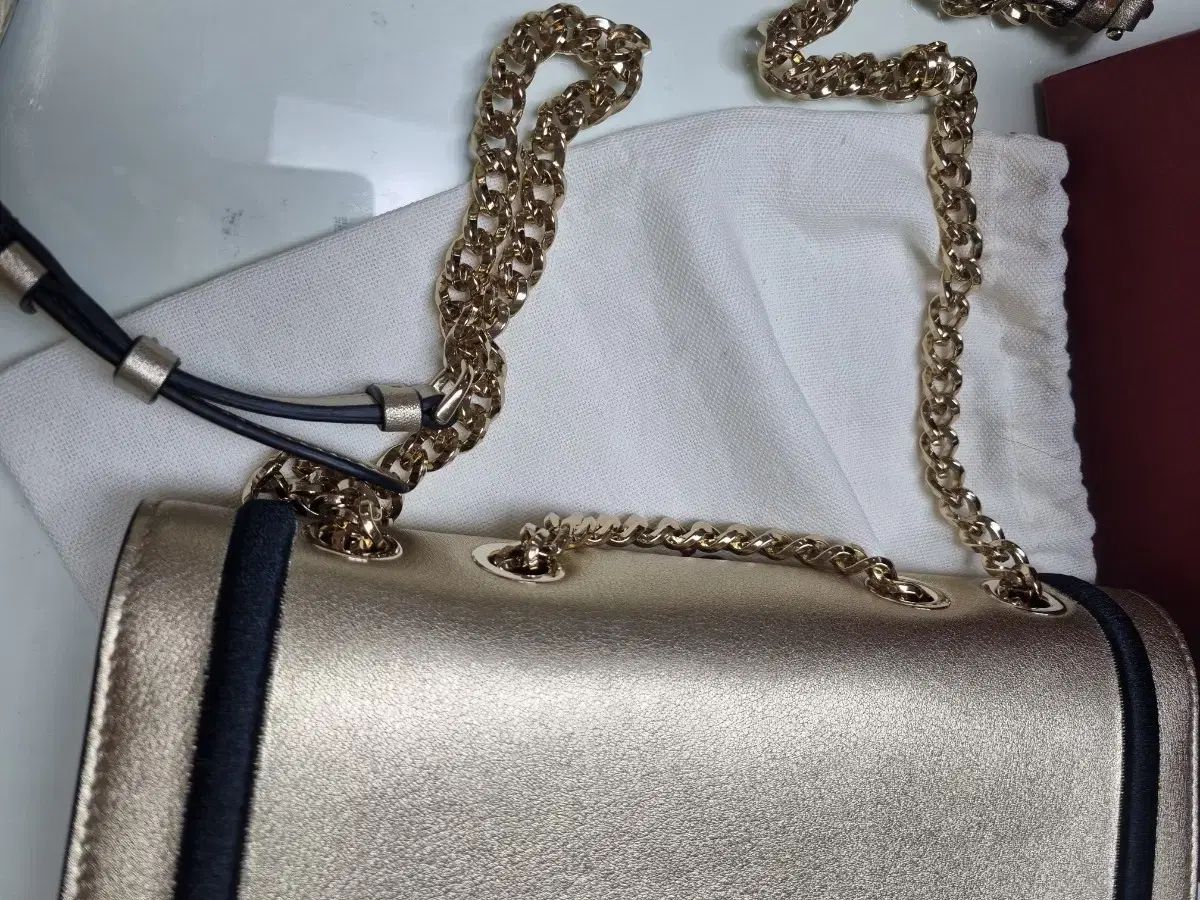 フェラガモ 金装クロス